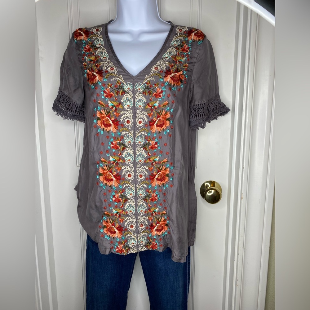 Sundance embroidered top grey with bright flowers